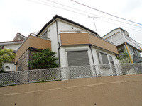 擁壁の上に建つ家