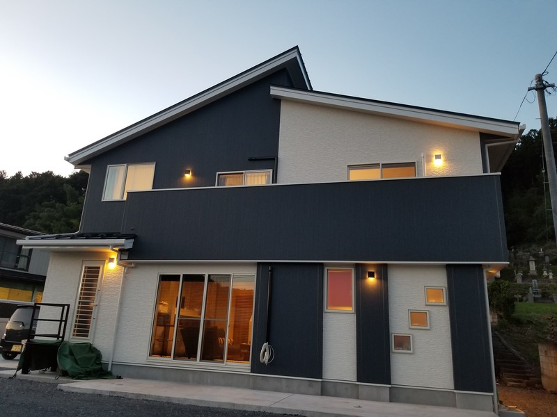 紺と白のコントラストをベースに細部の付属品まで意匠にこだわっています。