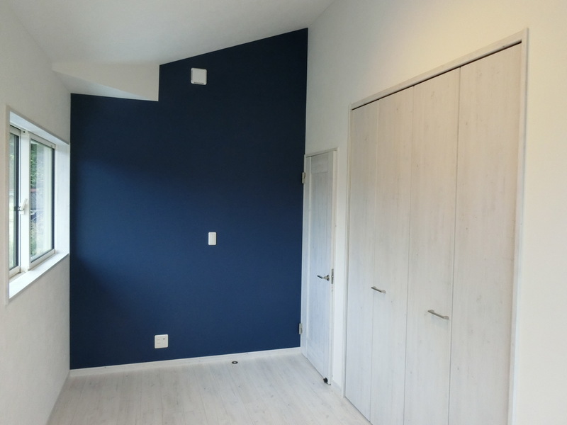 ネイビーのアクセントクロスが爽やかな子ども部屋です。部屋の面積が少ない分、高所勾配天井で狭さを全く感じません。