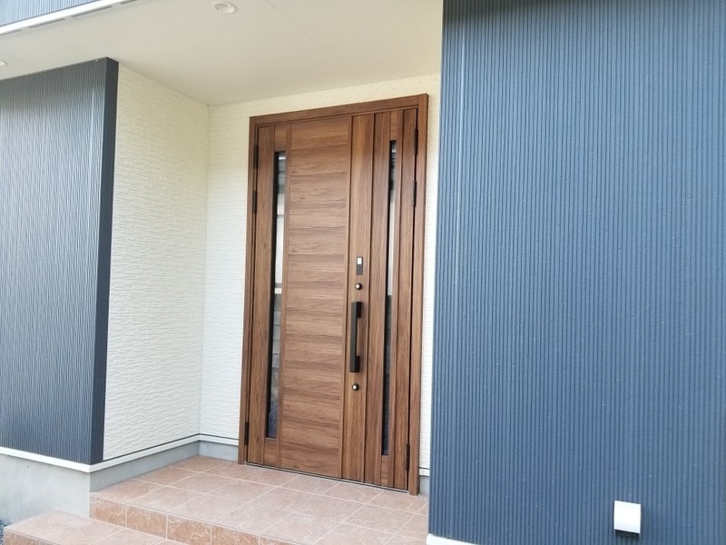 深い軒のある玄関先です。雨の日でも吹き込むことを軽減してくれるので、慌てずに出入りできます。