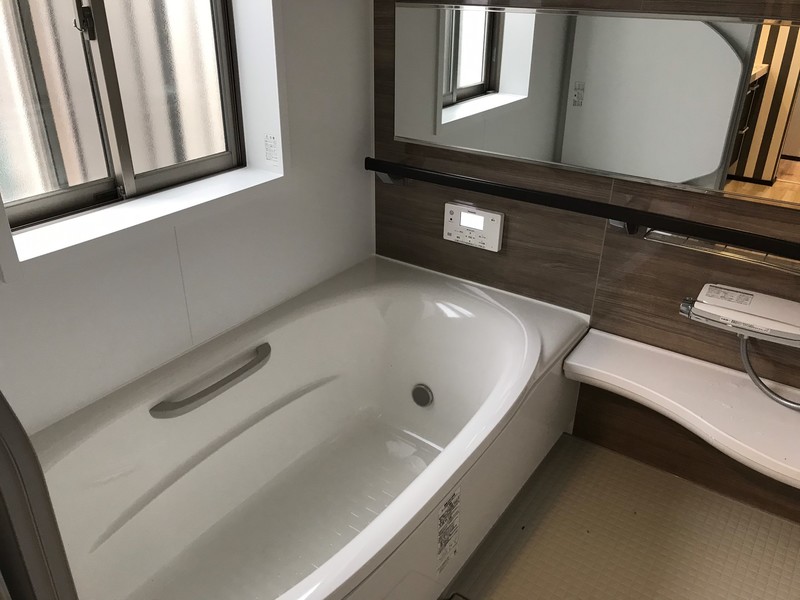 【After】ゆっくりくつろげるアライズのミナモ浴槽を採用。木目のパネルとワイドミラーが高級感を演出します。