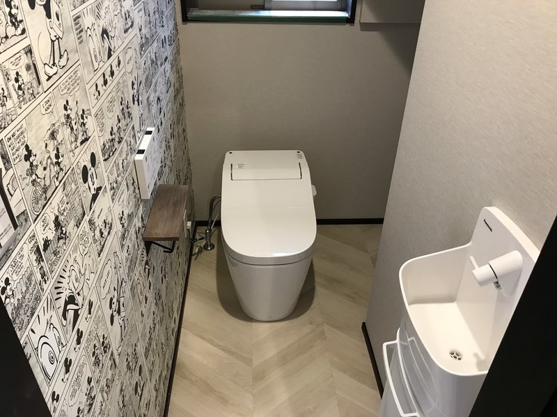 【After】お掃除がラクなタンクレスタイプへ変更しました。遊び心で、ミッキーの壁紙に。とても可愛く仕上がりました。