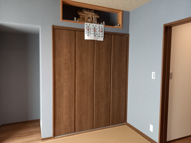 【after】お施主様思い出の欅柱を神棚枠にリメイクしました。