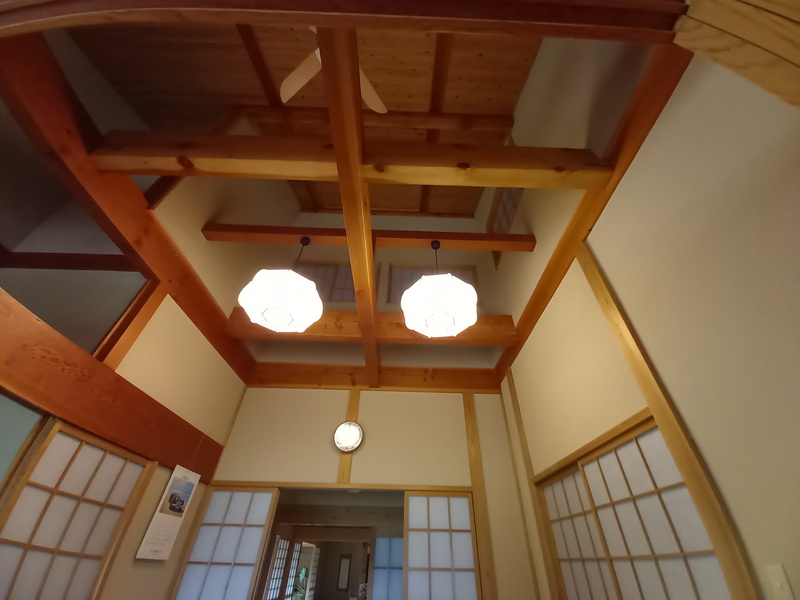 勾配天井で天井を高くしました。大きな梁が見事です。