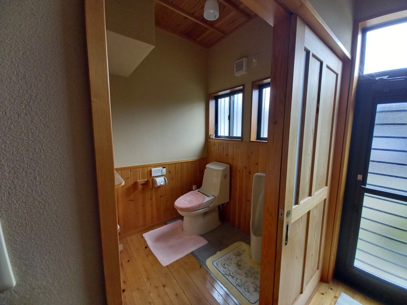 広々としたトイレ、お客様こだわりの白河石がアクセントになってます。