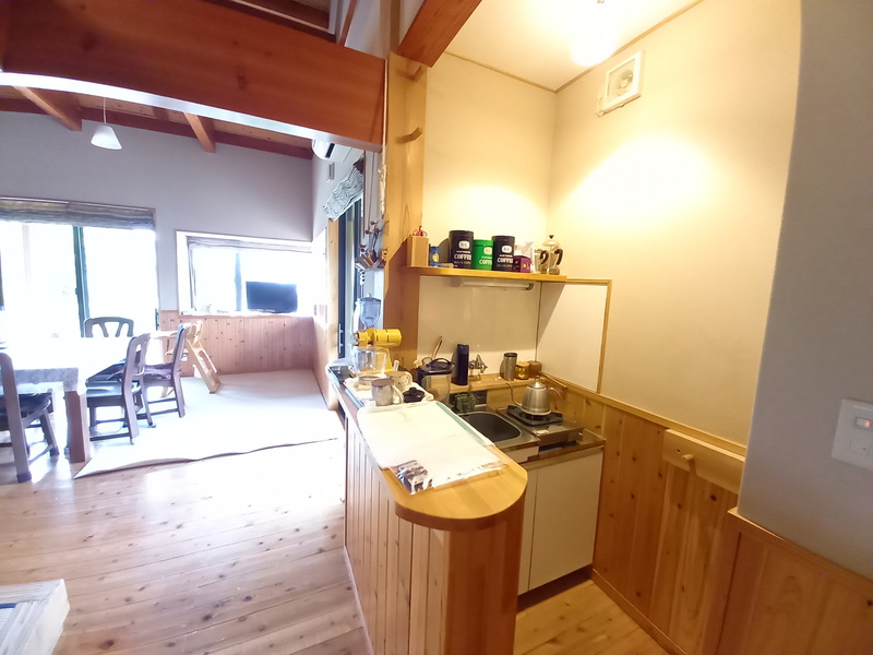 ミニキッチン、棚を付けて、カウンターで仕切りました。