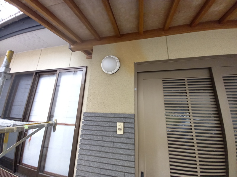 施工中　外壁のヒビを補修しました。
