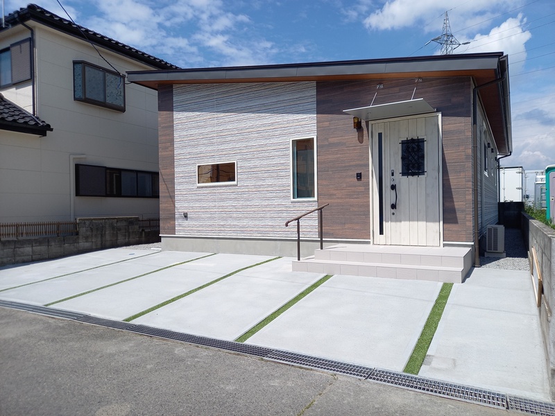 今後を見据えて、EV充電用コンセントを設けました。