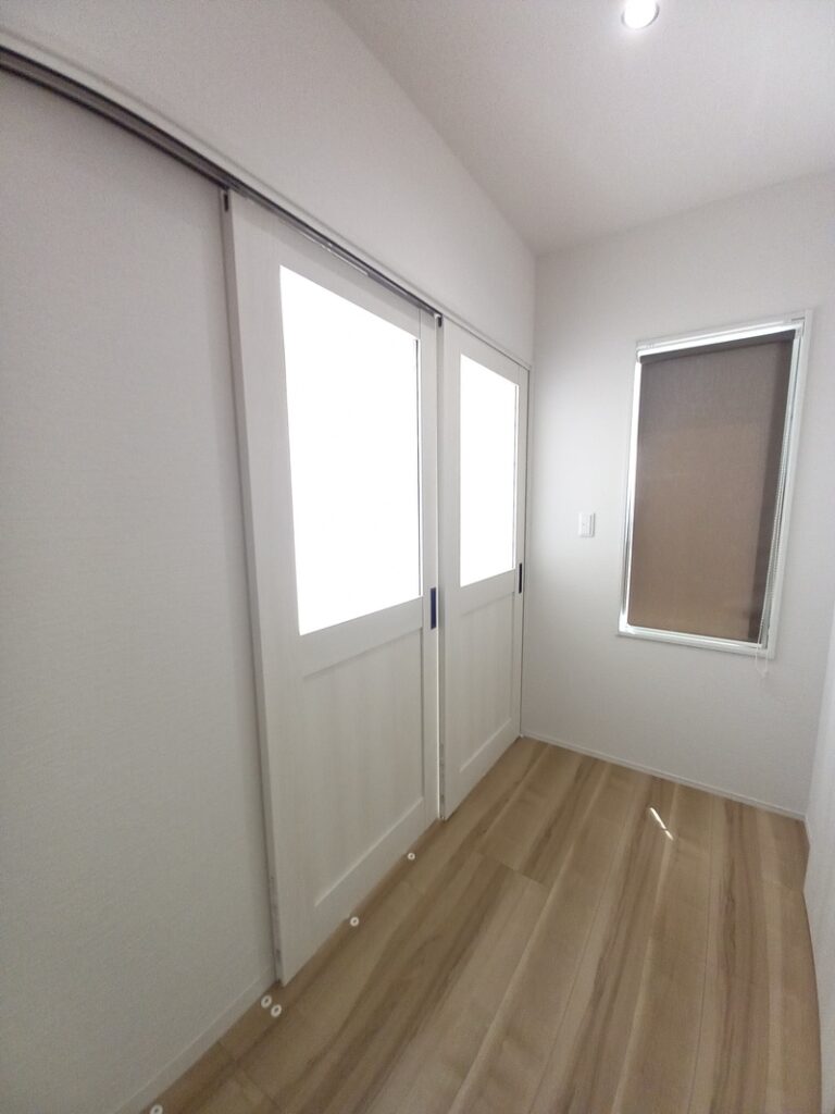 廊下が暗くならないように硝子の建具にしました。