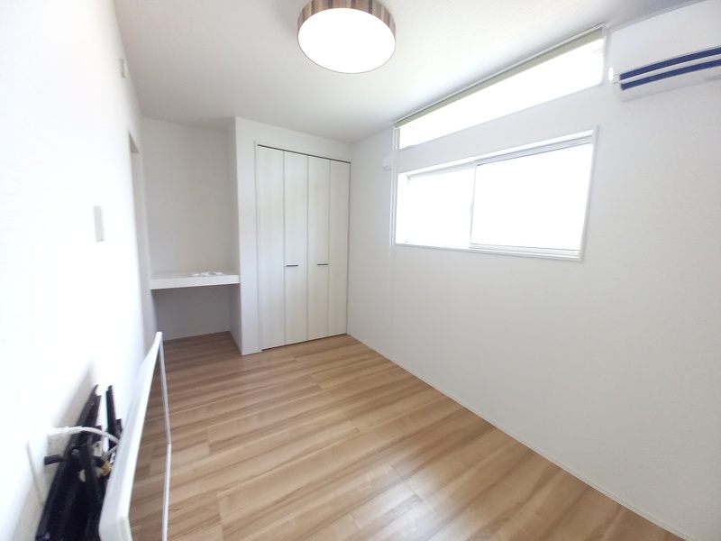 ５帖の洋室。FIX窓高を設けました。北側でもとても明るい部屋になりました。