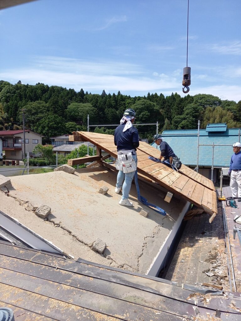 屋根を撤去し、屋根を新設