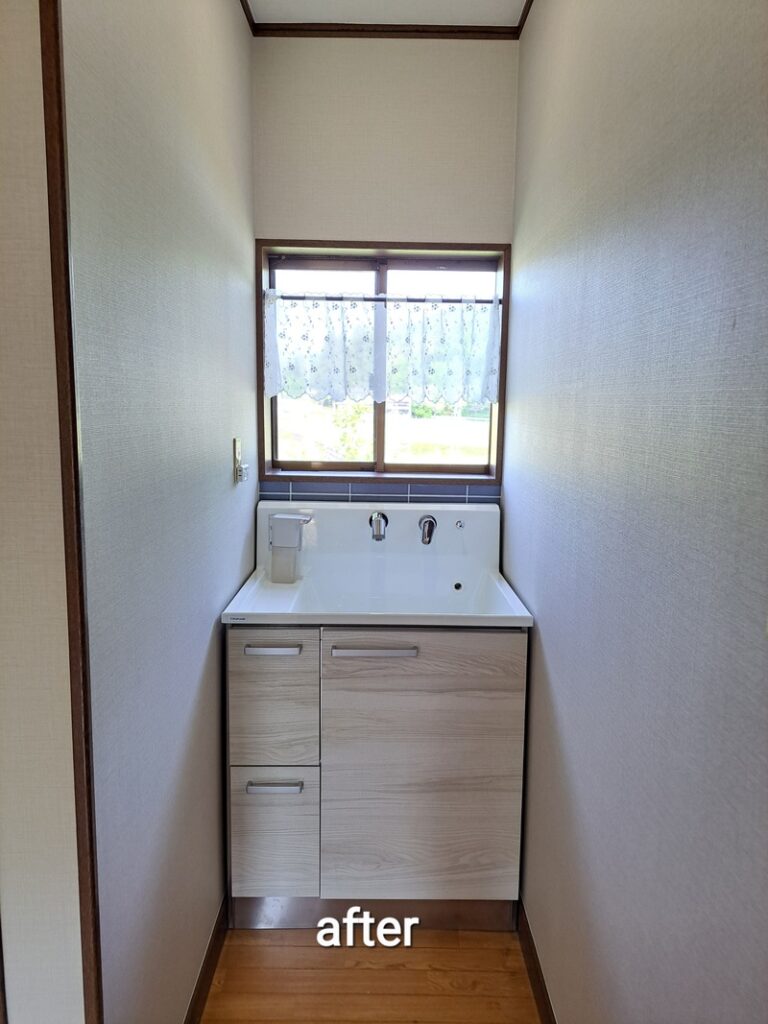 ジャストサイズの洗面化粧台に入れ替えました。