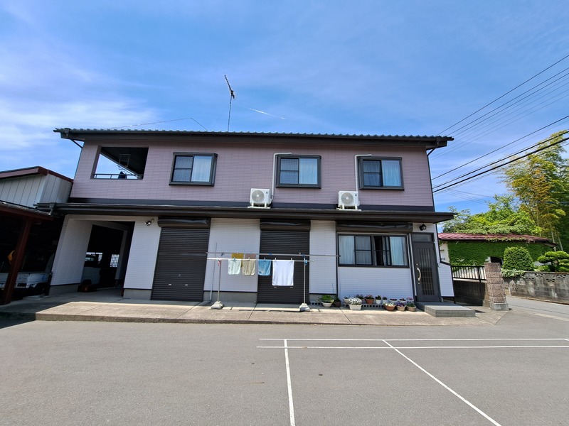 シャッターも軒天と同じ色に塗装しました。