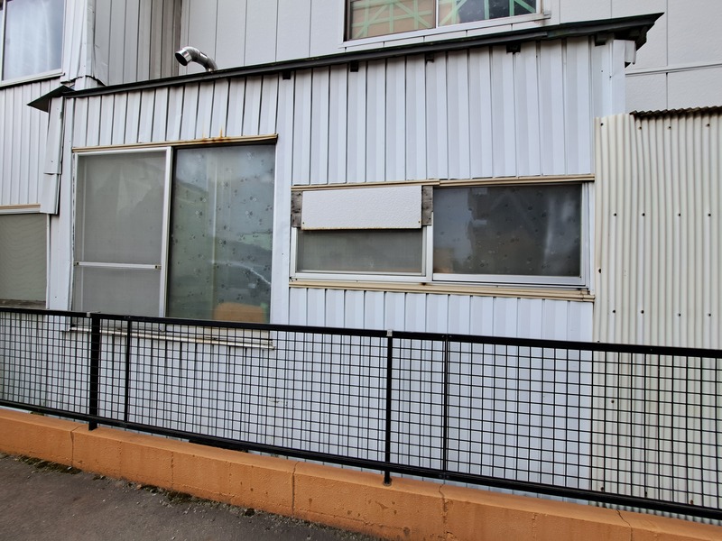 before　小屋の中にボイラー洗濯機がありました。