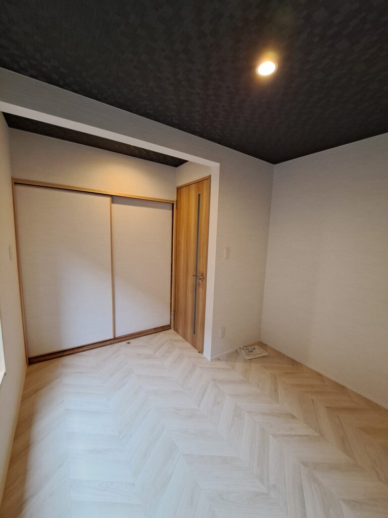 after　ドアを新設、襖はクロスにしました。
