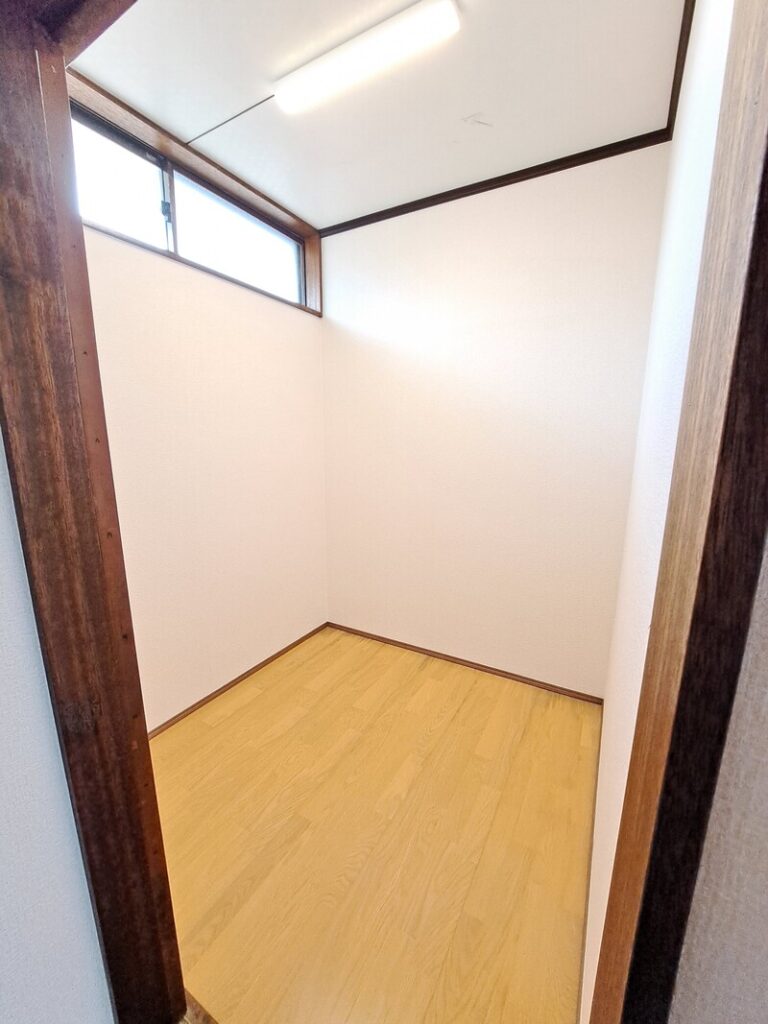 after　床、壁クロス張替え、照明交換