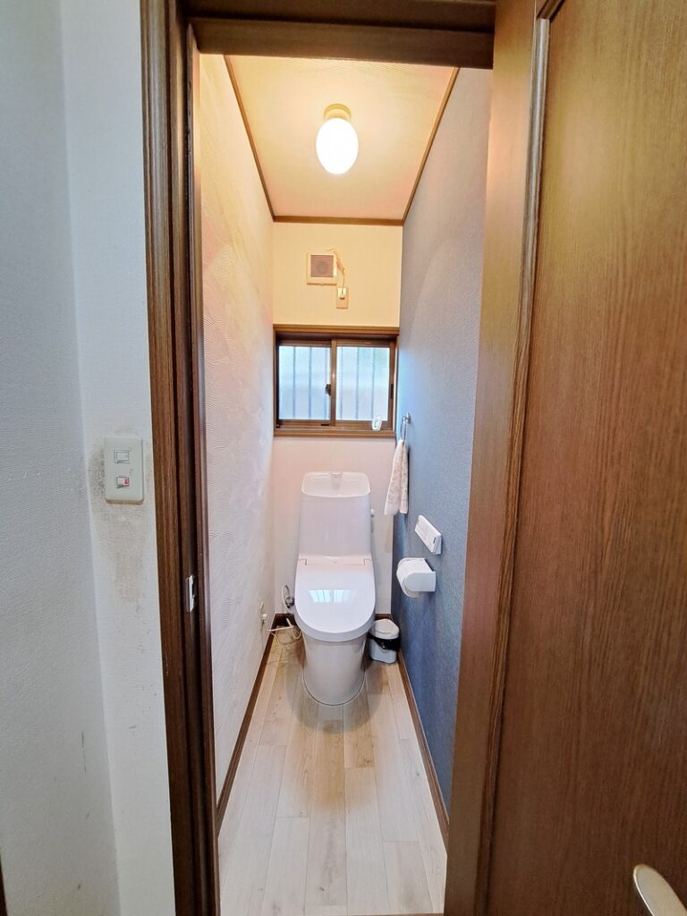 after　掃除しやすいようにクッションフロアーに、便器こうかん、クロス張替えて明るくなりました。