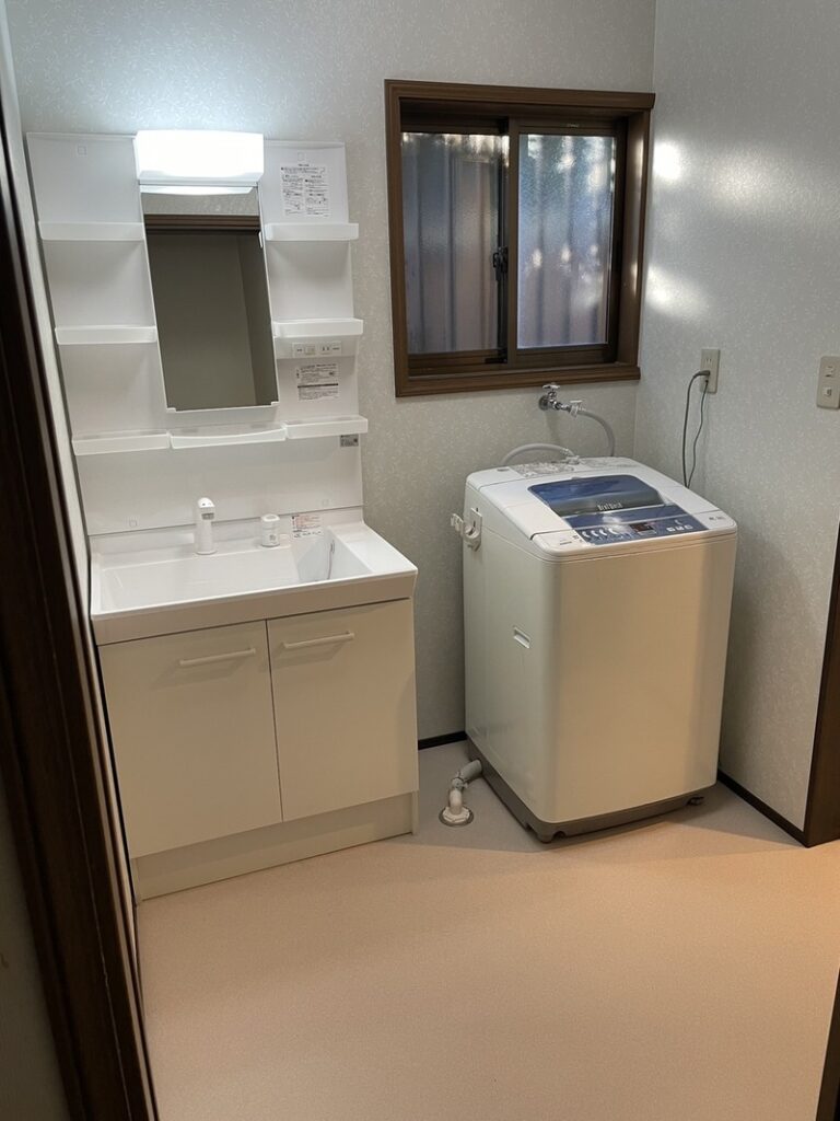 after　洗面化粧台交換とクロス張替え、床をクッションフロアーにしました。