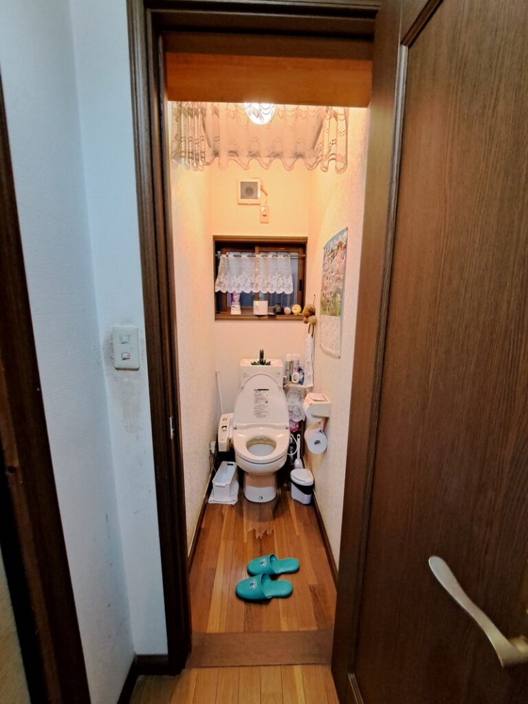 before　床がフローリングで傷んでいたため、床を作り直しました。