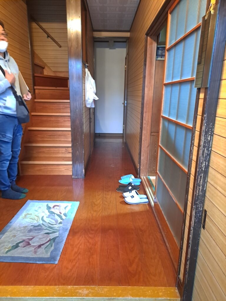 before　廊下の一部がベコベコしてました。
