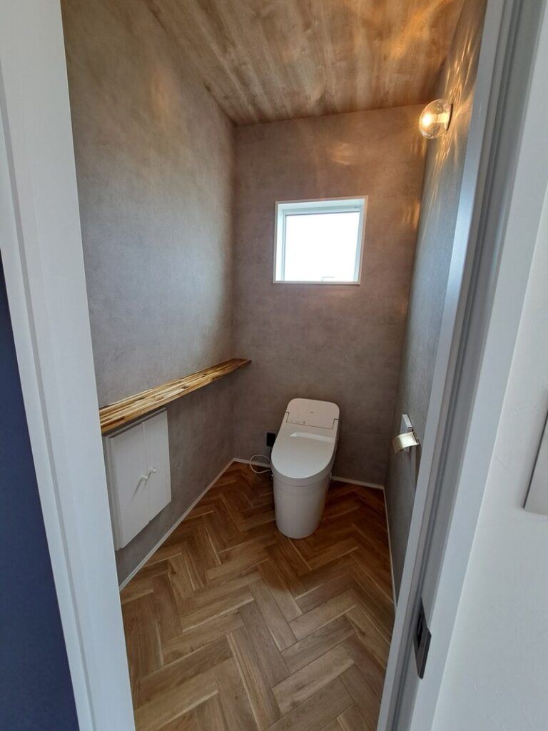 1階トイレは広々としました。照明器具素敵です‼